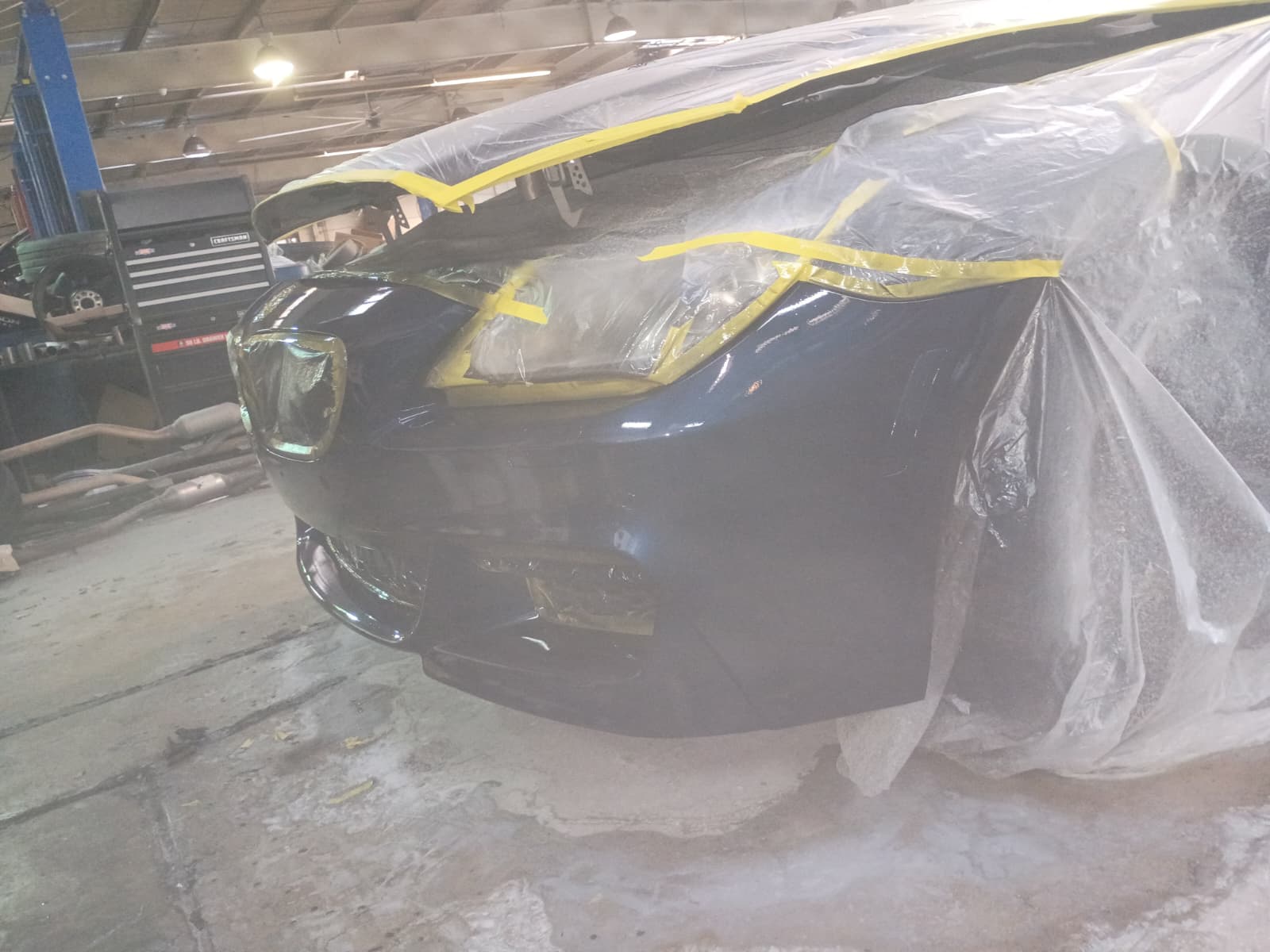 Pintura roja completa en auto deportivo