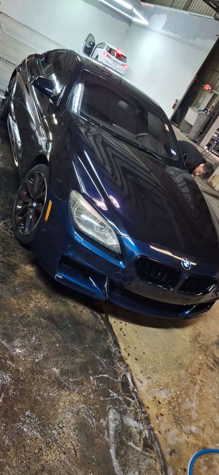 Acabado mate negro en muscle car